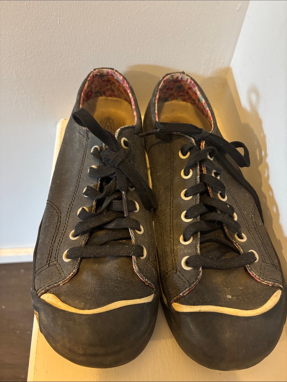 Women’s Keen Casual Black Sneakers 9.5